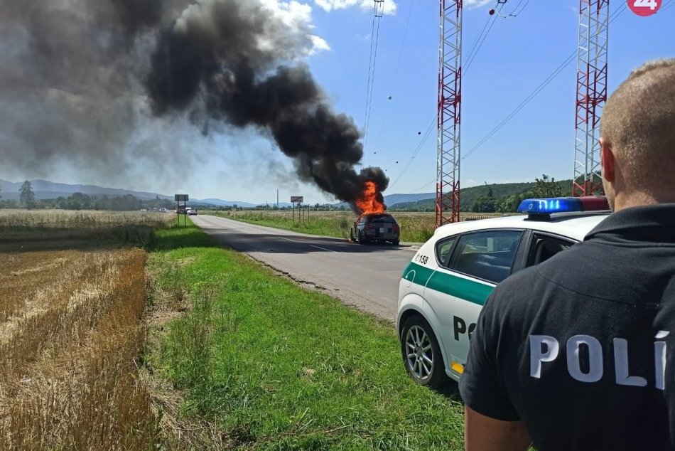 FOTO: V Opatovciach nad Nitrou horelo auto