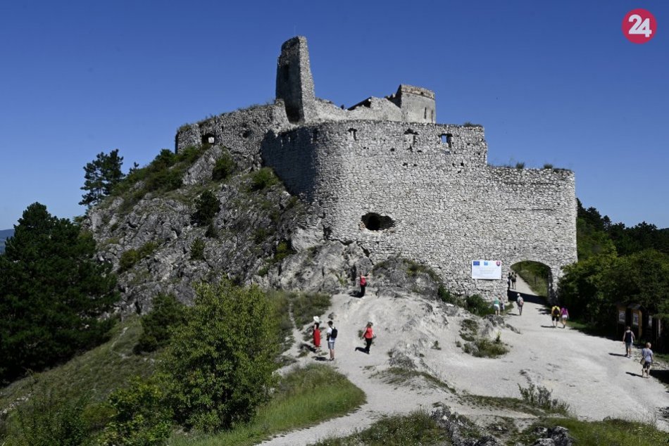 OBRAZOM: Turistov na Čachtický hrad po novom vyvezie vláčik