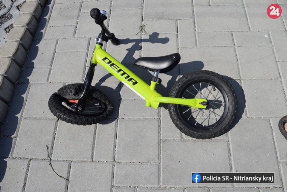 Dieťa na odrážadle narazilo do idúceho auta