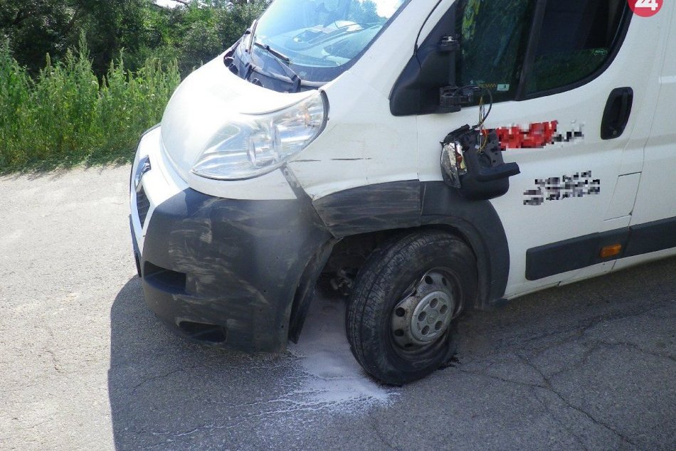 FOTO: Zrážka auta s dodávkou pri obci Veľké Držkovce, jeden zranený