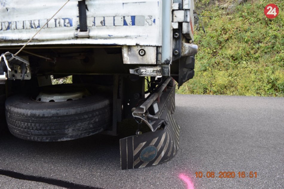 V OBRAZOCH: Zrážka kamióna s motorkou si vyžiadala ťažké zranenia