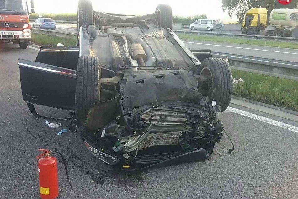 FOTO z dopravnej nehody na diaľnici D1 v Trenčianskom kraji