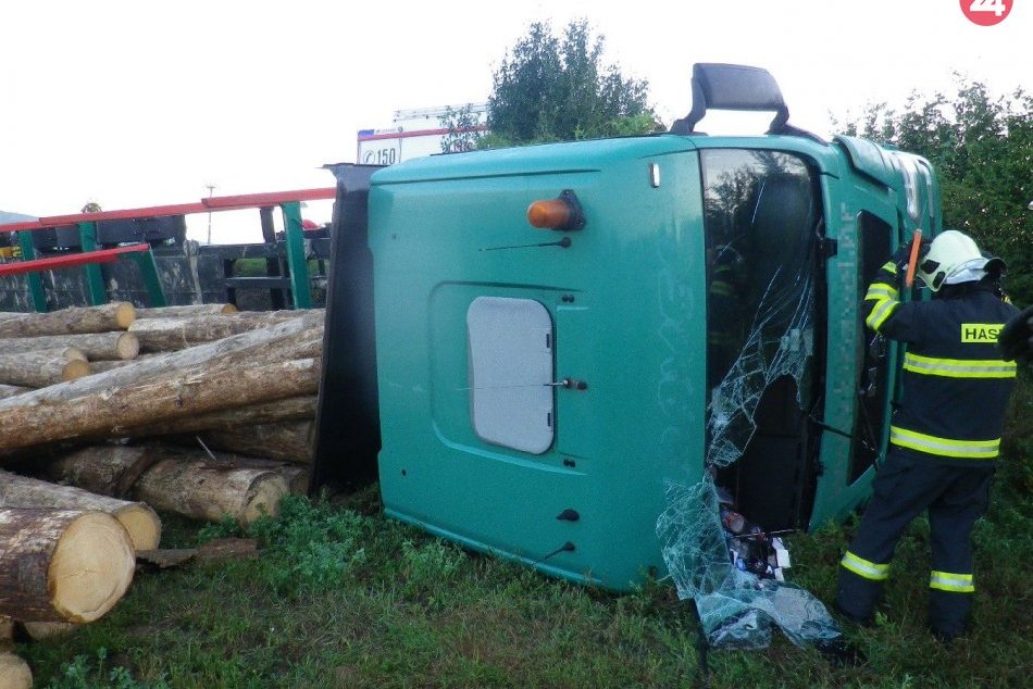 FOTO: Prevrátený sa kamión s drevom, z auta unikala nafta