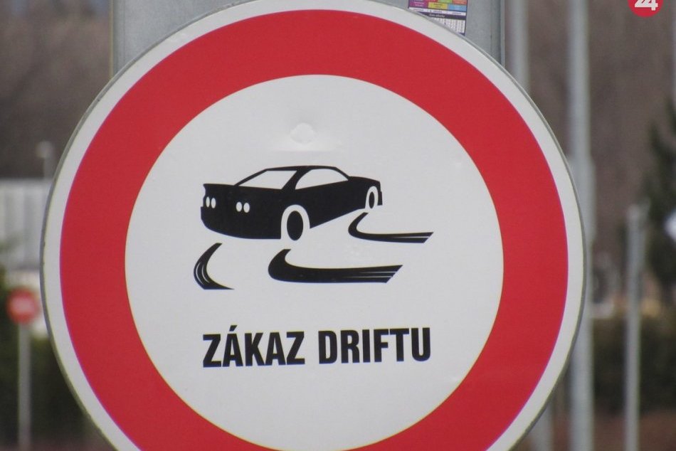 Obrazom: Netradičná dopravná značka v Prešove zakazuje driftovať