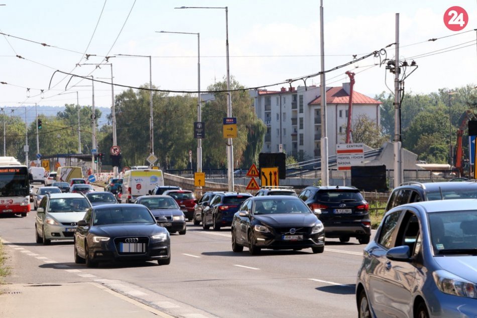 V OBRAZOCH: Situácia na cestách pri Hrone v Bystrici