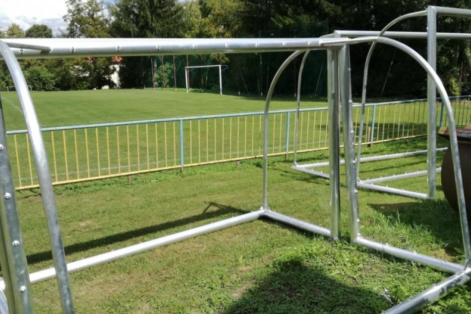 V OBRAZOCH: Nové prenosné futbalové bránky na ihrisku v Sásovej