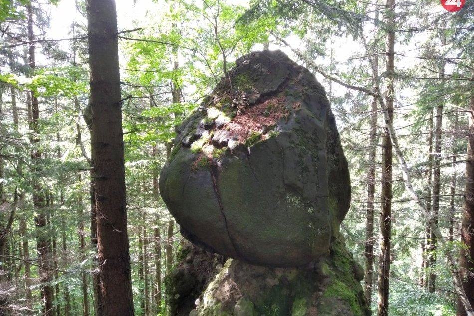 V OBRAZOCH: Čertovu skalu nájdeme aj v lese nad Bystricou