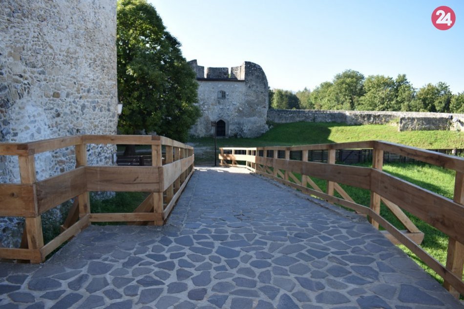 FOTO: Pred štvrtou bránou na Trenčianskom hrade vybudovali nové zábradlie