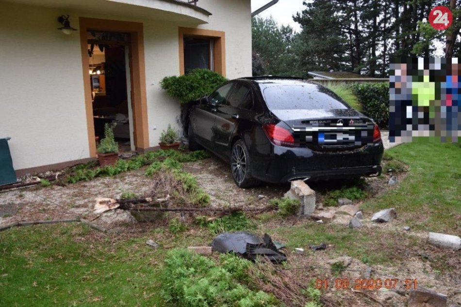 V OBRAZOCH: Opitý vodič autom narazil do rodinného domu v Bystrici