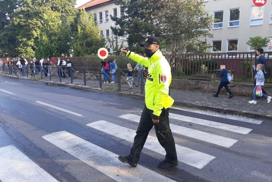 OBRAZOM: Deťom začal školský rok, policajti z Trenčína pomáhali