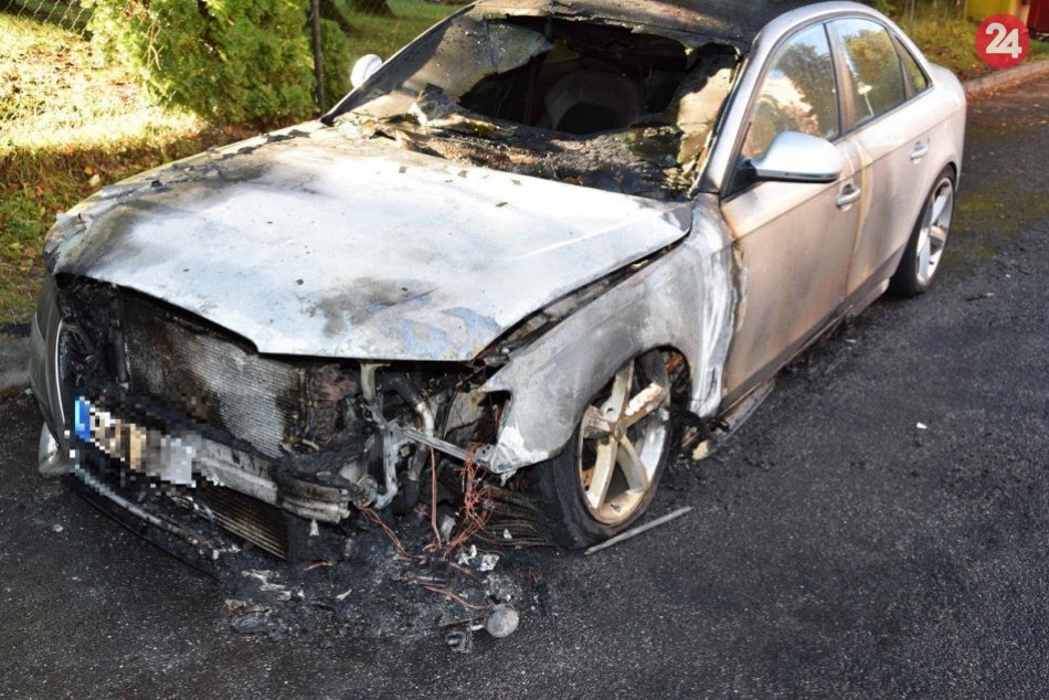 V OBRAZOCH: Vo Zvolene zhorelo auto
