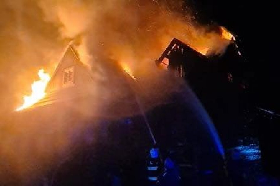 FOTO: Hasiči zasahujú pri požiari drevenej chaty v obci Ždiar