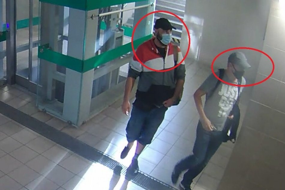Policajti z Trenčína objasňujú krádež: Poznáte mužov na FOTO?