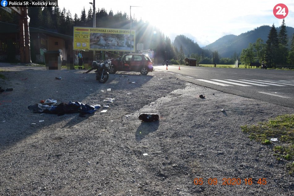 Obrazom: Zrážka motorky s autom v našom okrese
