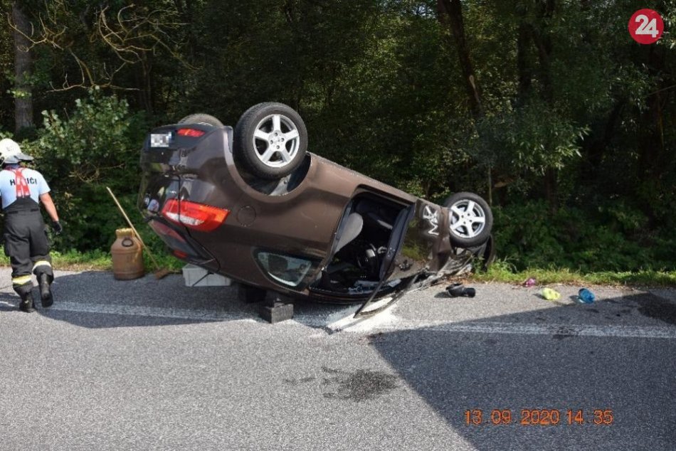 V OBRAZOCH: Auto po nehode skončilo na streche