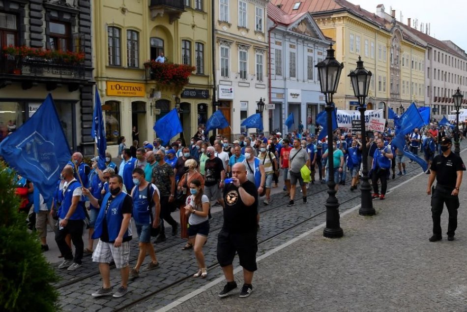 Nahnevaní odborári v uliciach Košíc