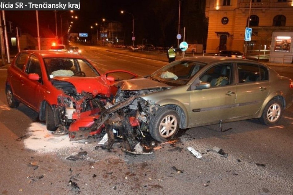FOTO: Nehoda na Hasičskej ulici v Trenčíne. Jeden vodič opitý, druhý zranený
