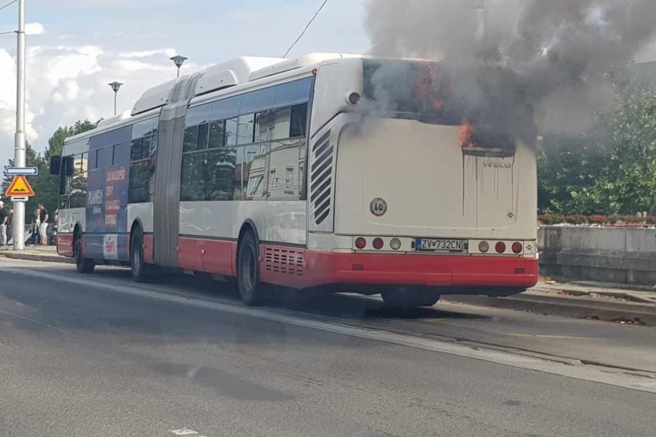 V OBRAZOCH: V Bystrici horí autobus MHD