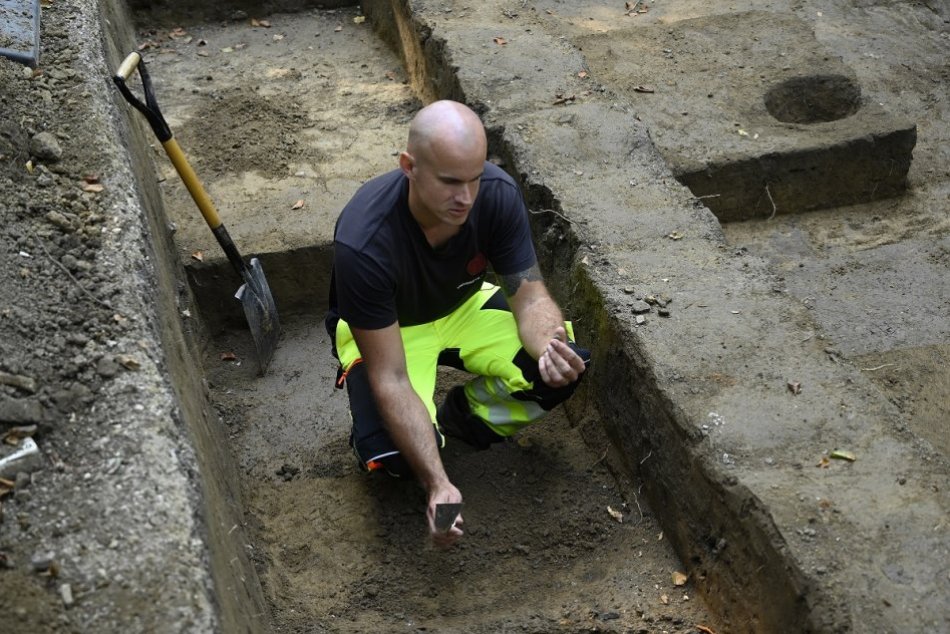 FOTO: Archeológovia našli v trenčianskom lesoparku Brezina keltské obetisko