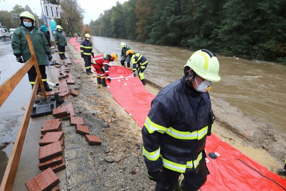 V OBRAZOCH: Hladina rieky Hron v Banskej Bystrici nebezpečne stúpa