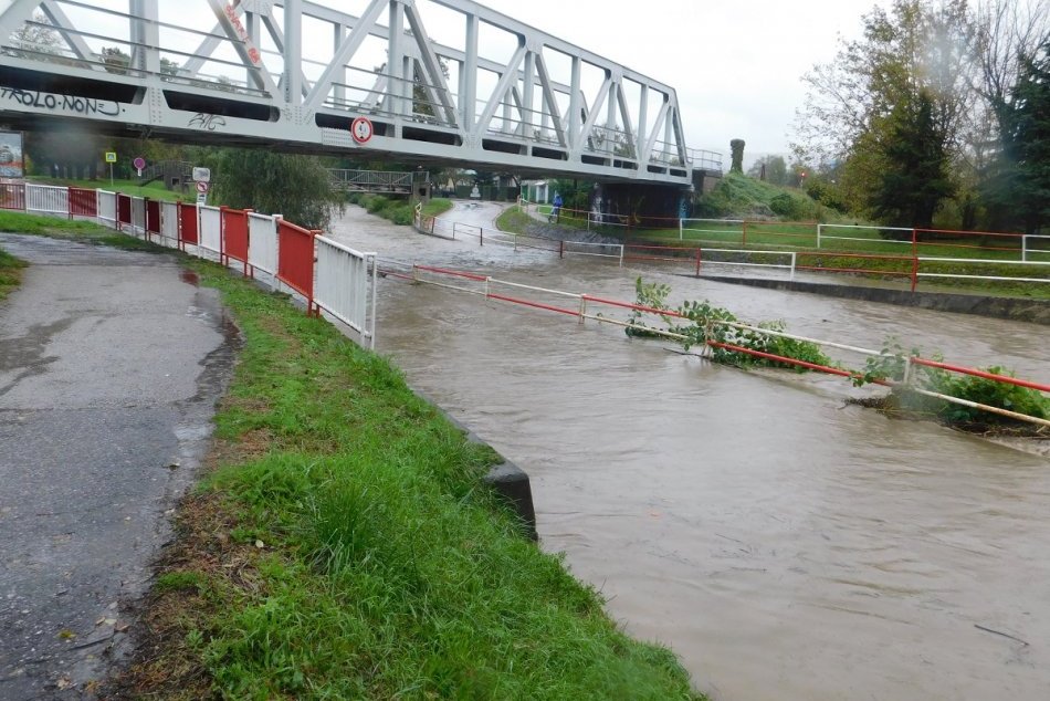 OBRAZOM: Zaplavená cesta v Prievidzi, situácia v Lehote pod Vtáčnikom