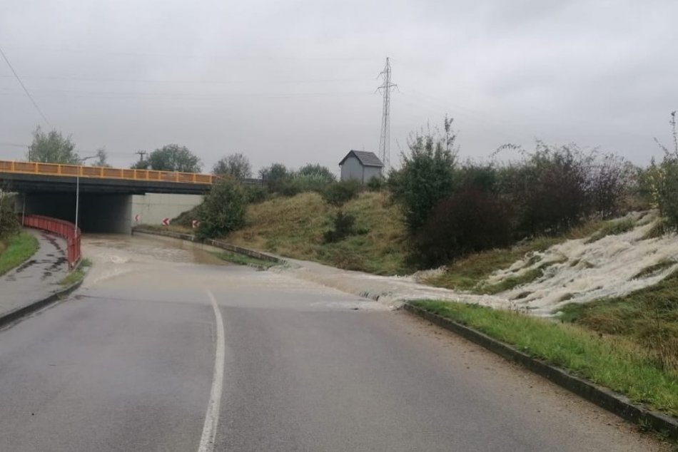 OBRAZOM: Zaplavený podjazd v Beluši