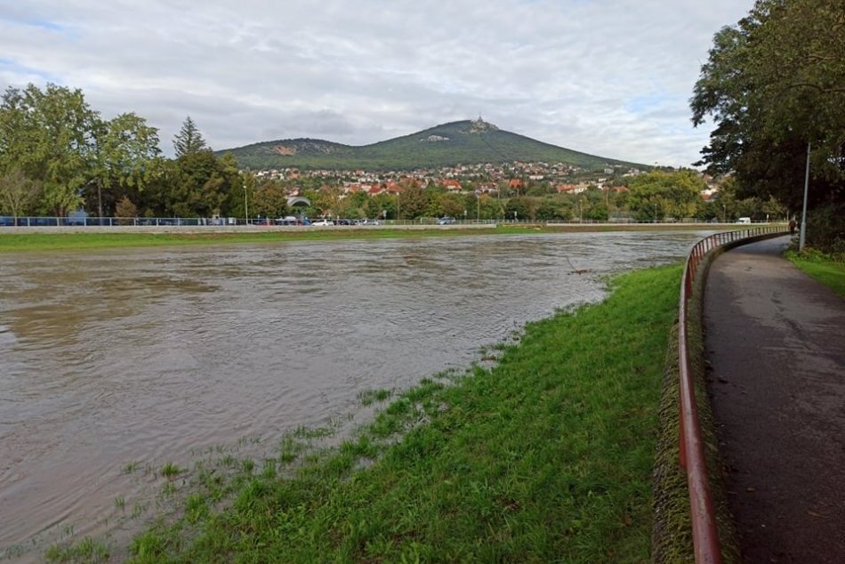 Zvýšená hladina rieky Nitra po intenzívnych dažďoch, 15. októbra 2020