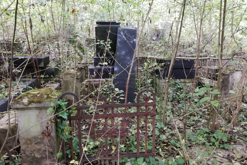 OBRAZOM: Dobrovoľníci čistili židovský cintorín v Považskej Bystrici
