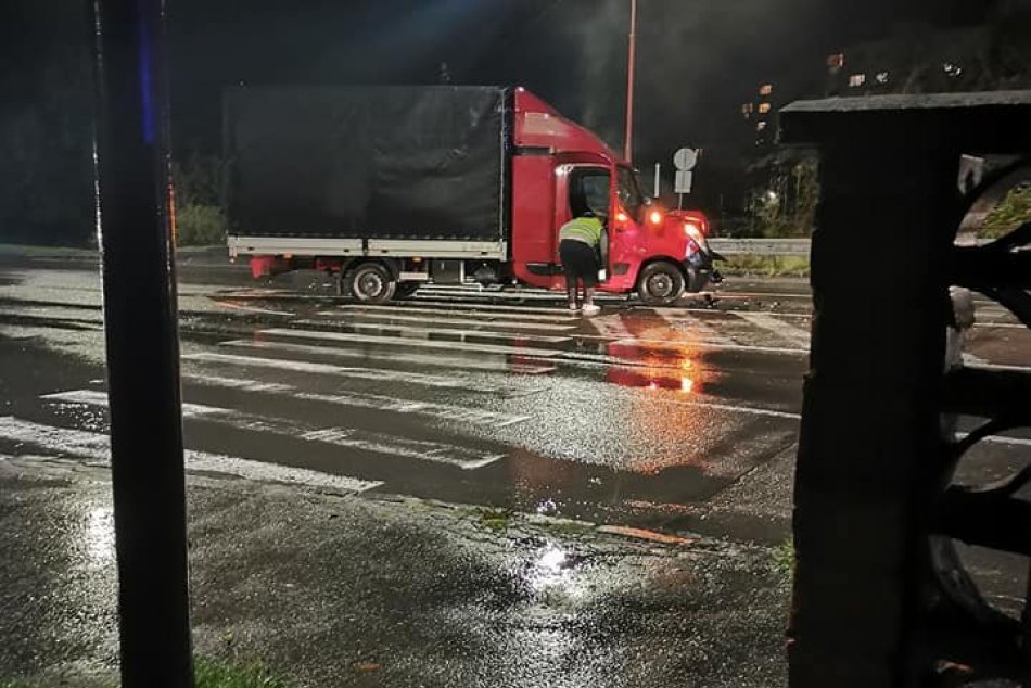 FOTO: Nehoda auta a kamióna na hlavnom ťahu cez Kremnicu