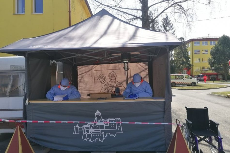 Obrazom: Študenti z Prešovskej univerzity nastúpili do zdravotníckych zariadení