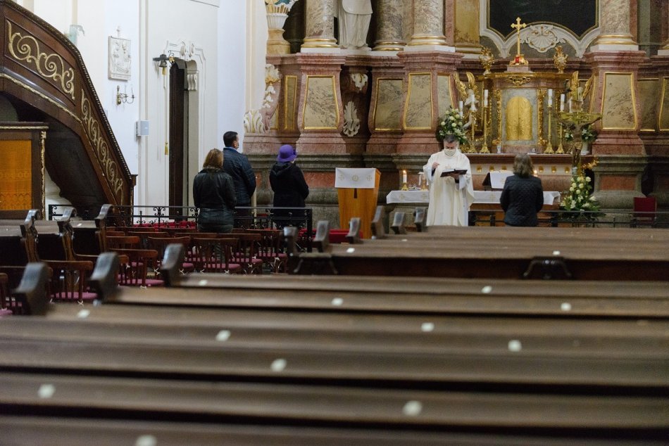 Omše sa v Nitre slúžia aj online: V kostoloch môžete byť len hŕstka ľudí, FOTO