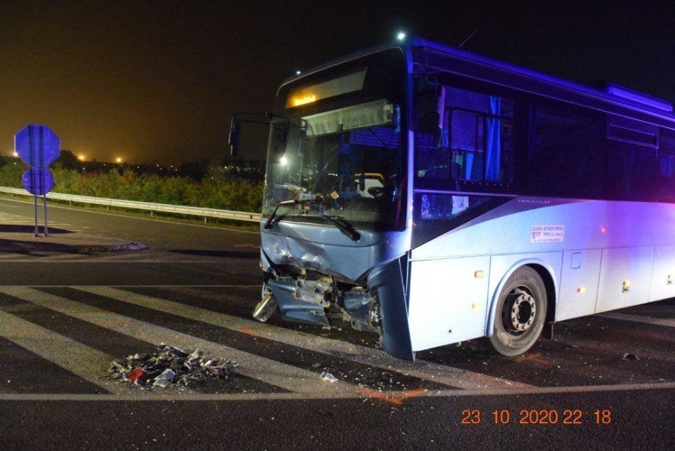OBRAZOM: Dopravná nehoda auta s autobusom v Ilave