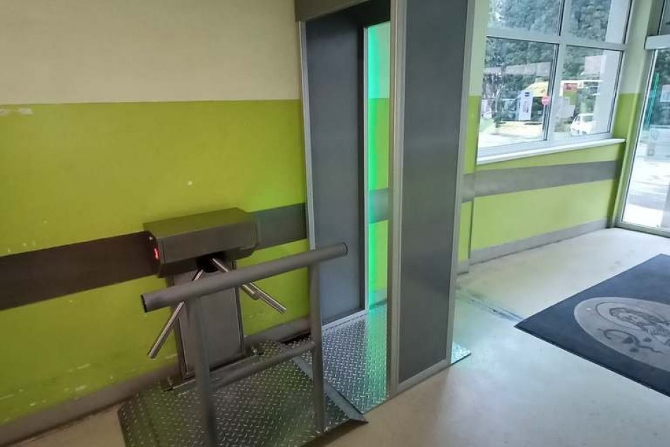 OBRAZOM: Termobrána v Nemocnici s poliklinikou Považská Bystrica