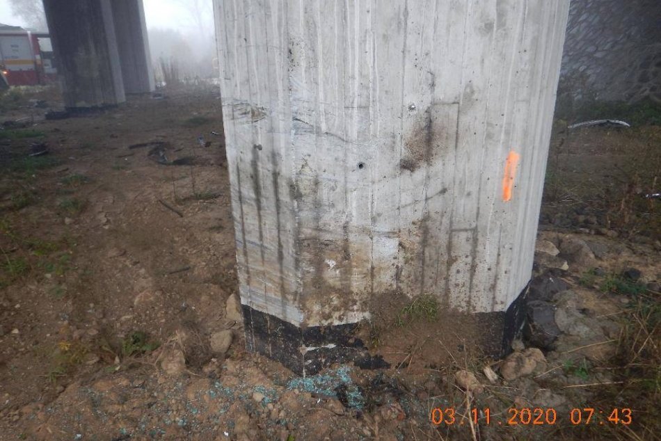 V OBRAZOCH: Vodič pri Zvolene narazil do mostného piliera