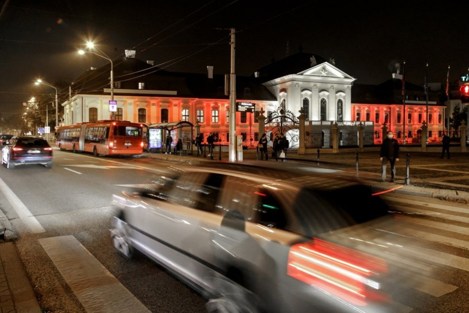 Prezidentský palác svieti na znak solidarity v rakúskych národných farbách