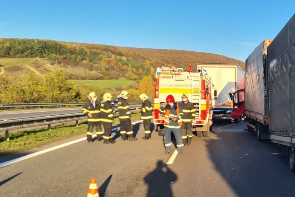 OBRAZOM: Nehoda na diaľnici D1 pri Trenčíne