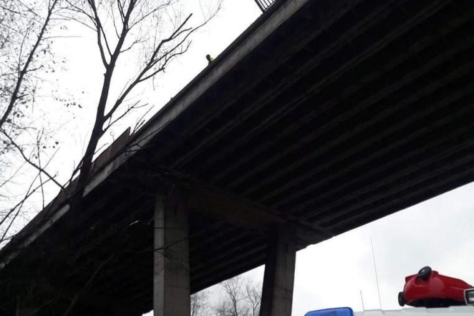 Policajné foto: Auto spadlo z mosta