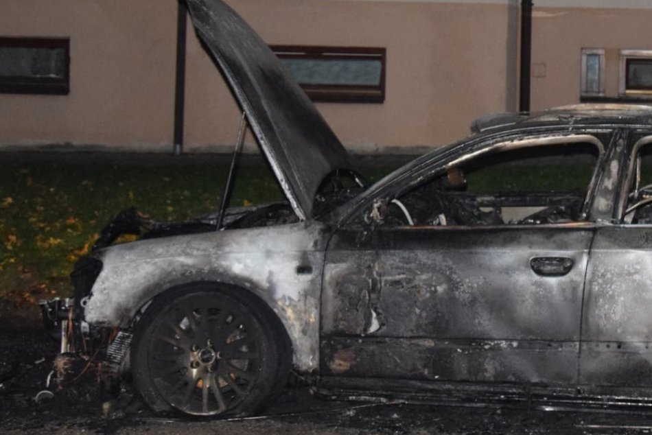 OBRAZOM: Podpálené auto, mladíka rýchlo chytili a už je za mrežami