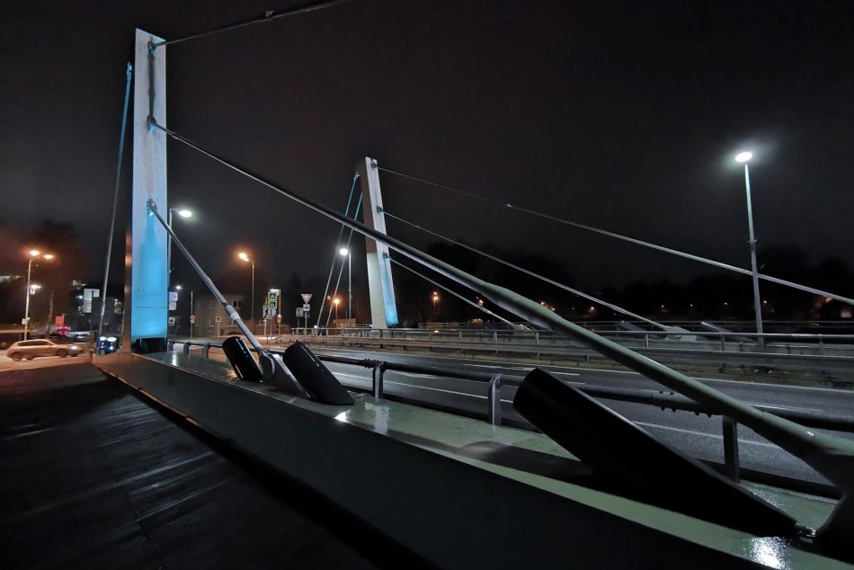 Žiarivo modrý Chrenovský most: Pozrite si tú krásu na FOTKÁCH
