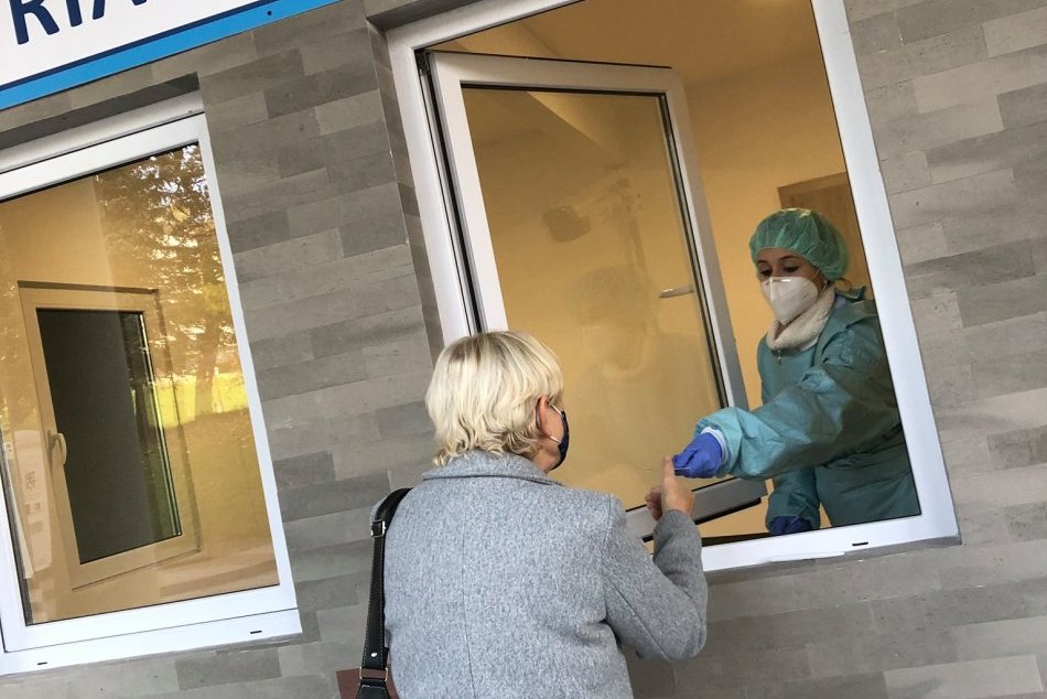 V OBRAZOCH: Pri bystrickej nemocnici otvorili triážny domček