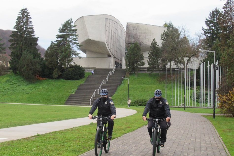 V OBRAZOCH: Nové elektrobicykle mestských policajtov v Bystrici