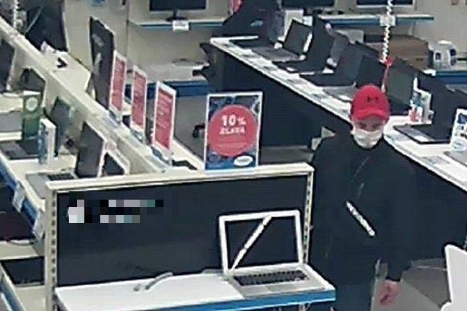 Krádež v predajni elektroniky v Trenčíne: Polícia hľadá muža na FOTO