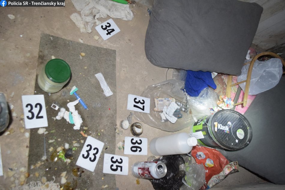 FOTO: Považskobystričan mal pod schodiskom skladovať predmety na výrobu drog