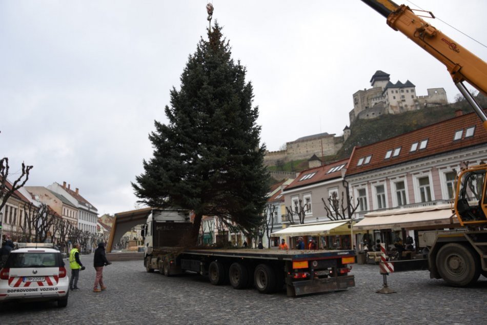 OBRAZOM: Prípravy vianočnej výzdoby v Trenčíne