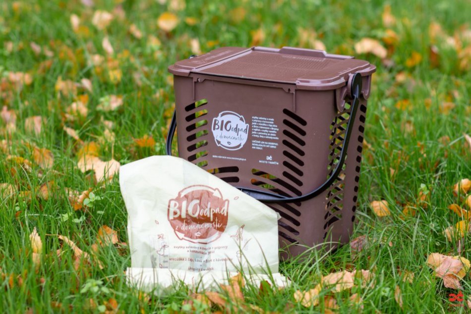 FOTO: Do trenčianskych domácností distribuujú košíky na kuchynský bioodpad