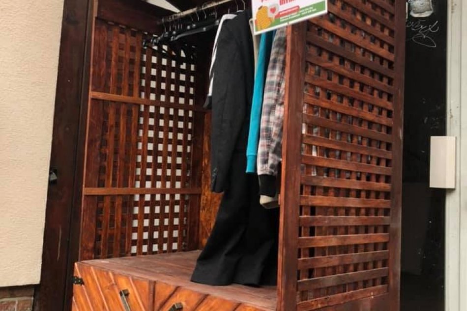 OBRAZOM: Na Zapotôčkach pribudla verejne prístupná skriňa s teplým oblečením