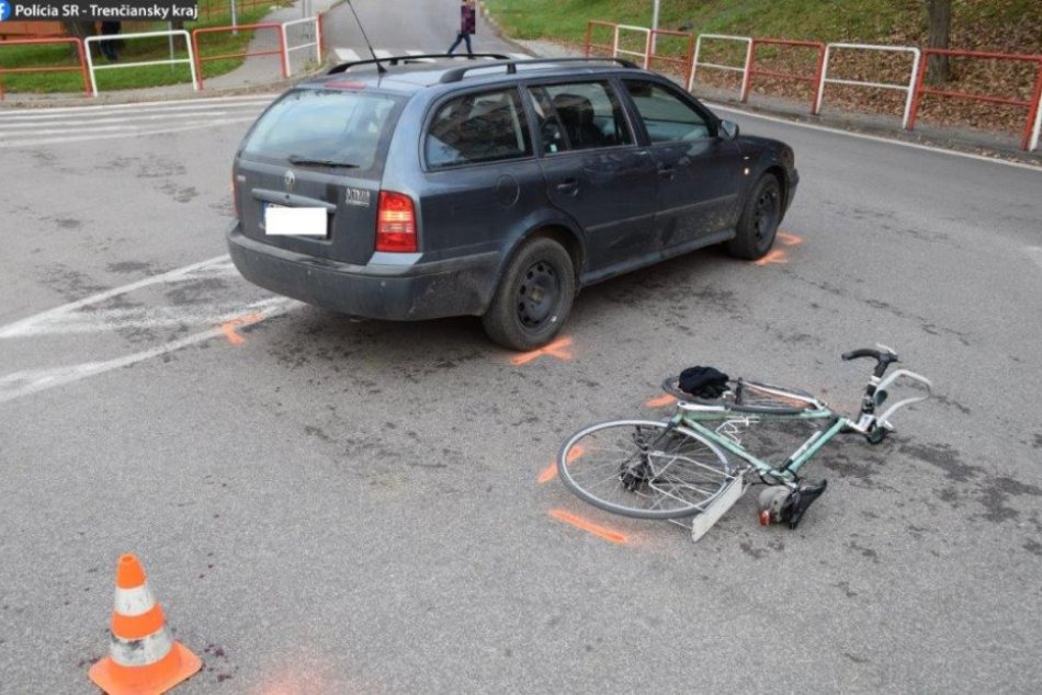 FOTO: Po zrážke s autom v Bánovciach nad Bebravou utrpel cyklista zranenia