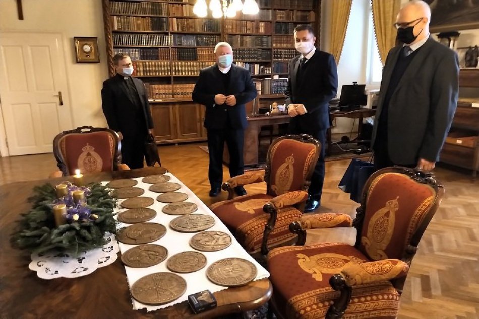 Nitrianske biskupstvo získalo odliatky pamätných mincí