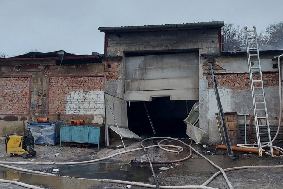 Požiar zachvátil výrobnú halu v Levoči