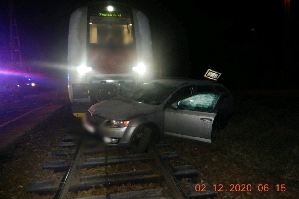 Zrážka vlaku s autom vo Zvolenskej Slatine